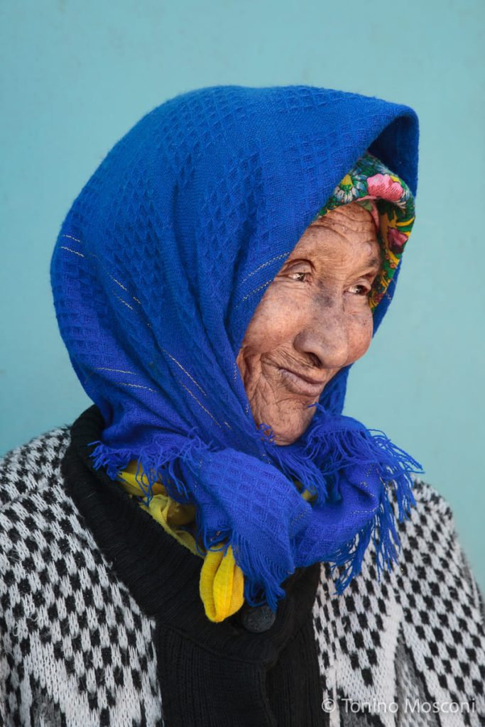 Fotografia di Tonino Mosconi ritraente una donna anziana con il capo coperto da una sciarpa blu