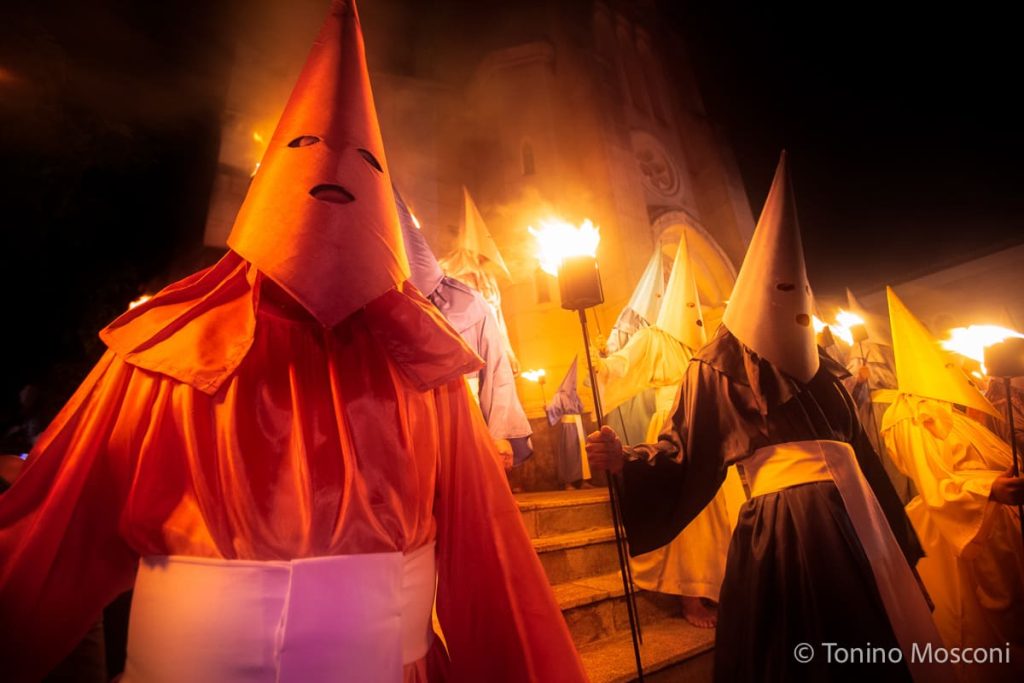 Fotografia di Tonino Mosconi di un rituale con maschere e fuoco