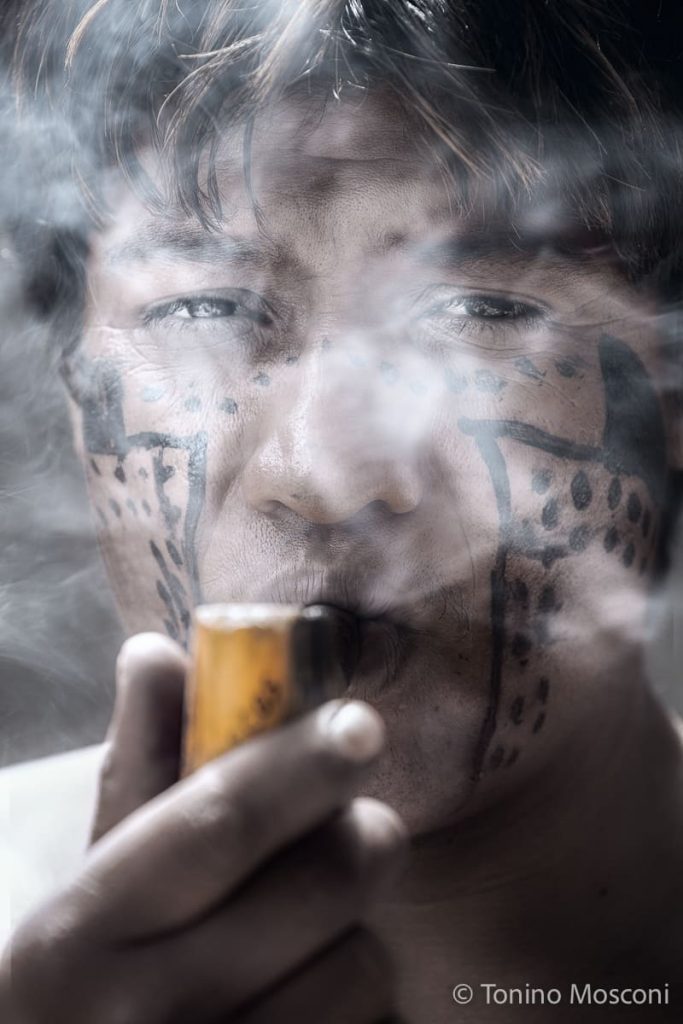 Fotografia di Tonino Mosconi di un ragazzo che fuma una pipa tradizionale