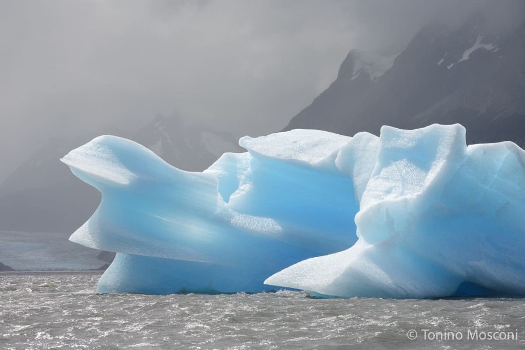 Fotografia di Tonino Mosconi di un ghiacciaio in mezzo al mare del Cile