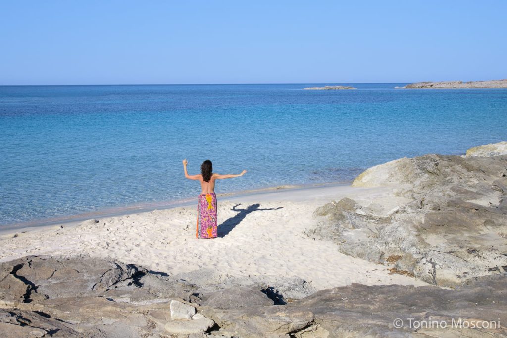 Fotografia di Tonino Mosconi ritraente una donna che danza in riva ad una spiaggia di sabbia