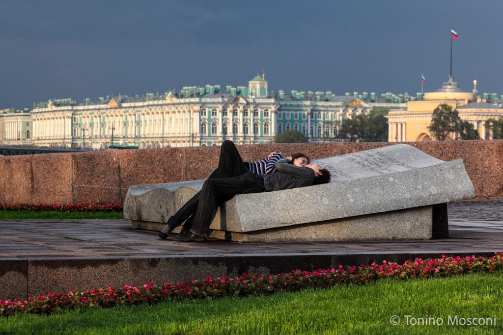 Fotografia di Tonino Mosconi ritraente una coppia di innamorati in Russia