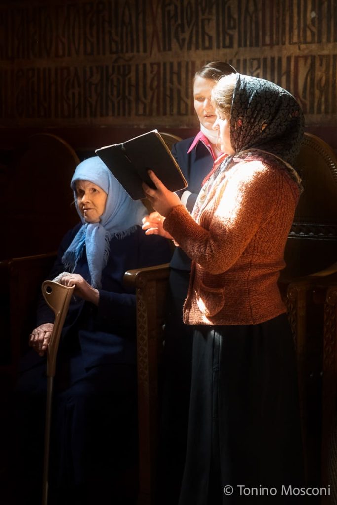 Fotografia di Tonino Mosconi ritraente un gruppetto di donne con il capo coperto in un ambiente mistico