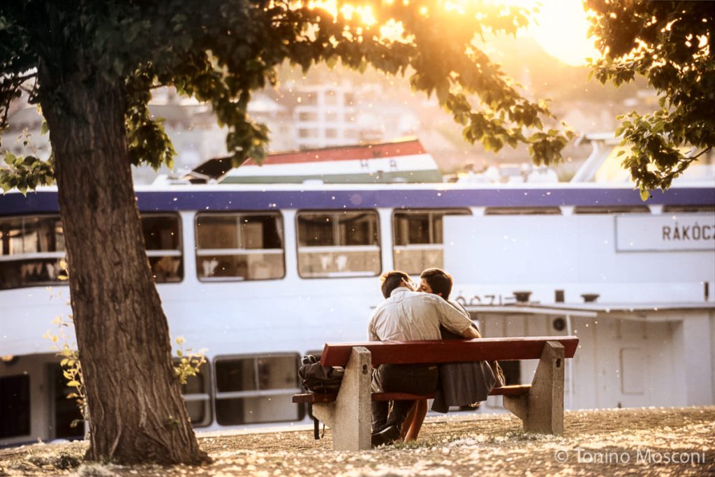 Fotografia di Tonino Mosconi ritraente una coppia in riva ad un fiume in Ungheria mentre si scambia tenere effusioni